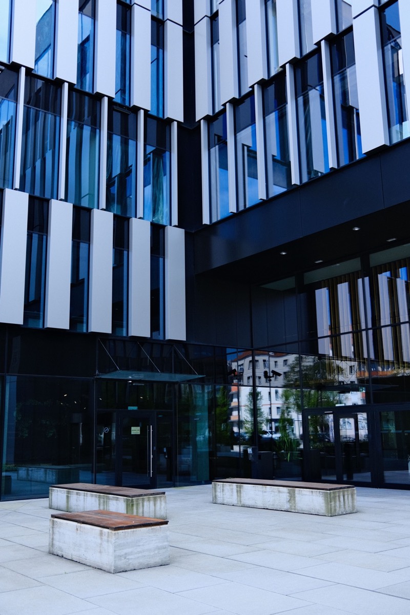 Commercieel gebouw met baksteen en glazen gevel.
